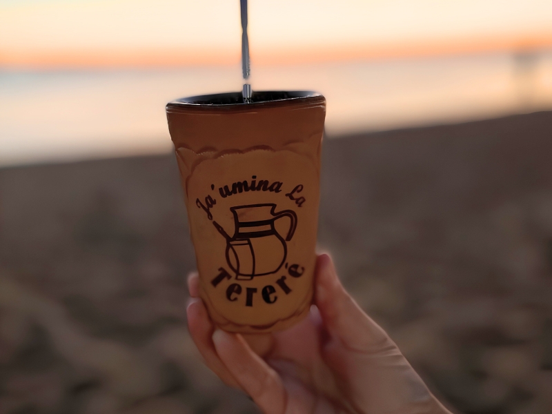 Terere Becher am Strand von Encarnación