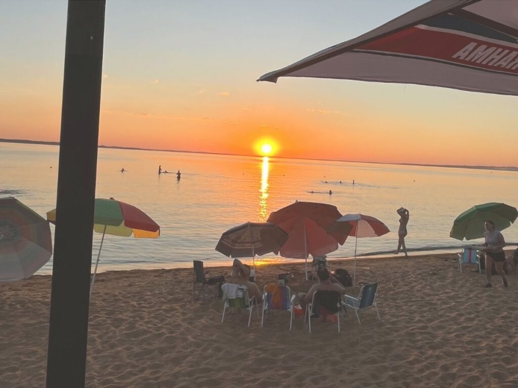 Paraguayos am Mboi Ka'e Strand beim Sonnenuntergang in Encarnación