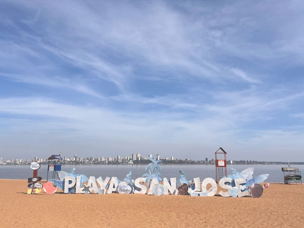 Playa San José in Encarnación, Paraguay, mit Blick auf Posadas