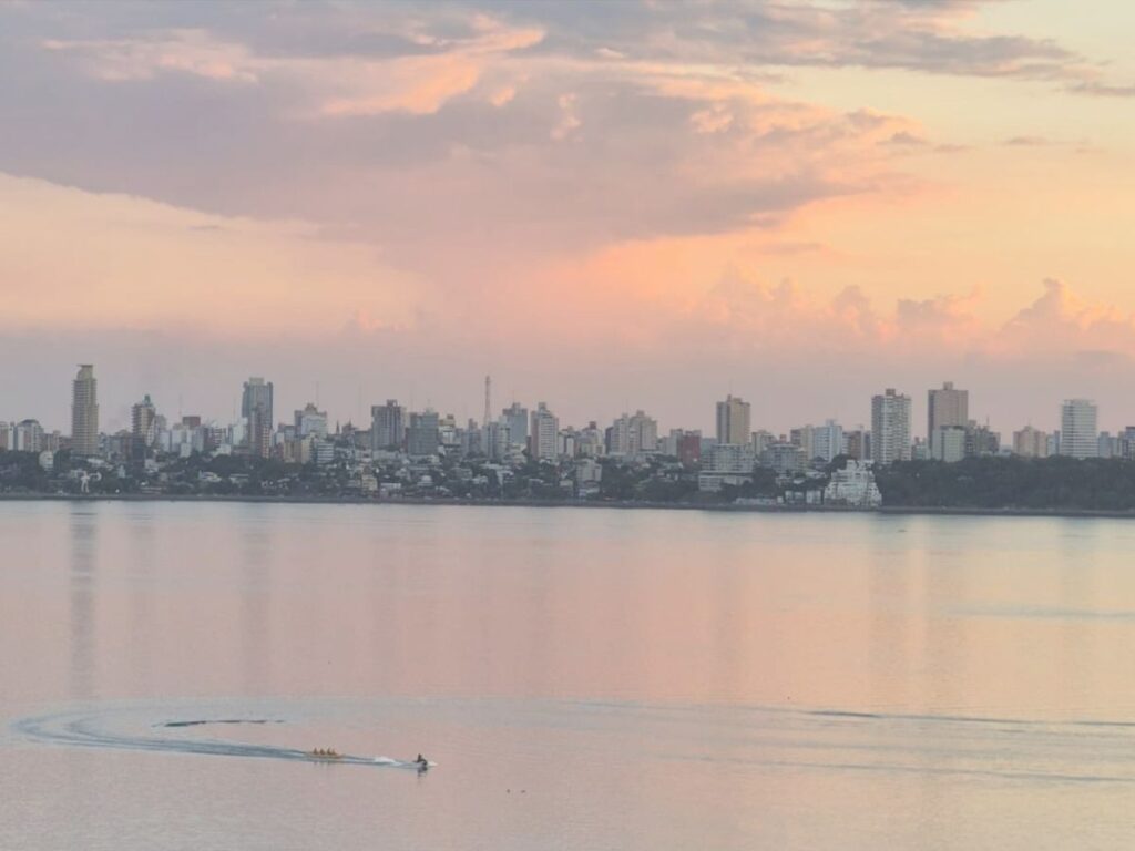Wassersport am Paraná vor der Skyline von Posadas